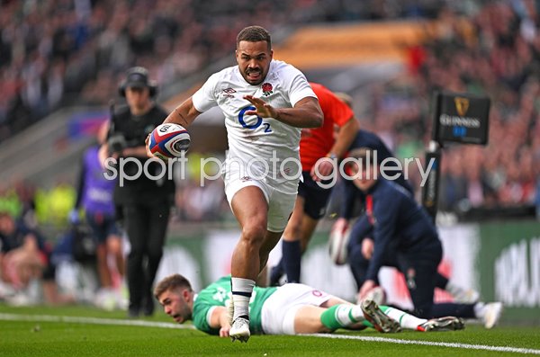 Ollie Lawrence England scores v Ireland Six Nations Twickenham 2024