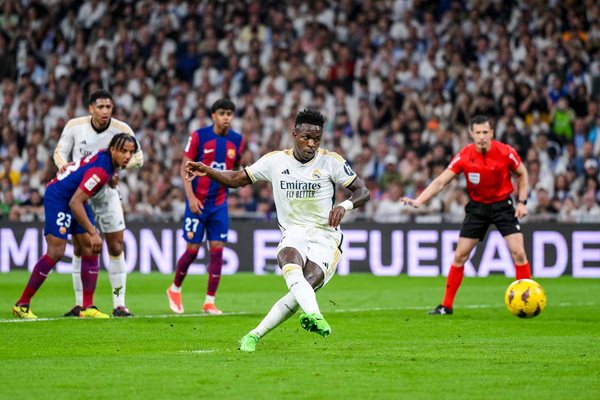Vinicius Junior Real Madrid penalty v Barcelona La Liga Estadio Santiago Bernabeu 2024