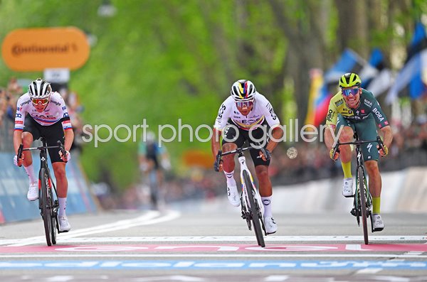 Jhonatan Narvaez wins Stage 1 Sprint v Tadej Pogacar Giro d'Italia 2024 