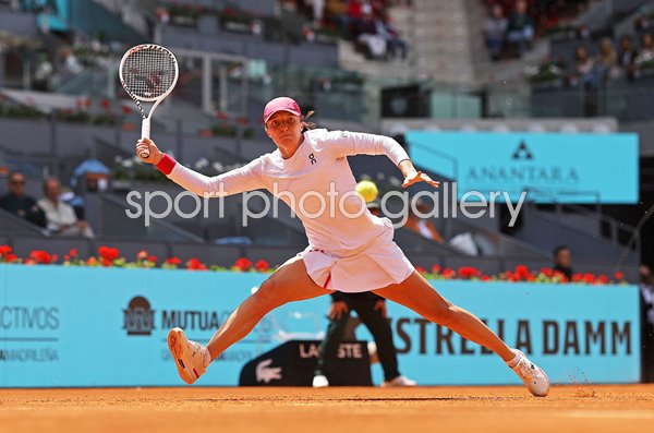 Iga Swiatek Poland stretch forehand v Beatriz Haddad Maia Madrid Open 2024