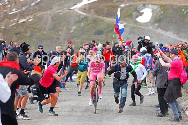 Tadej Pogacar Slovenia climbs to Stage 15 win Manerba del Garda Gito 2024