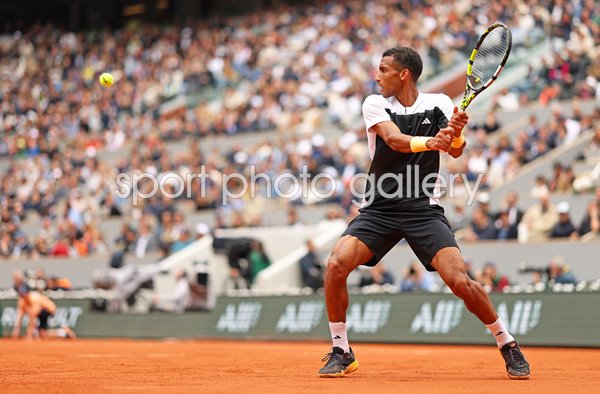 Felix Auger-Aliassime Canada backhand v Carlos Alcaraz French Open Paris 2024
