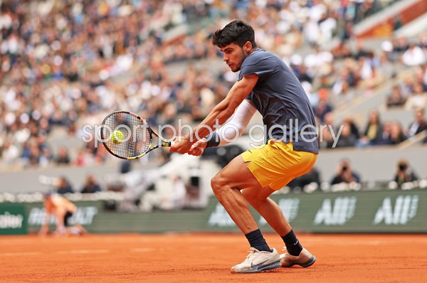 Carlos Alcaraz Spain backhand v Felix Auger-Aliassime French Open Paris 2024