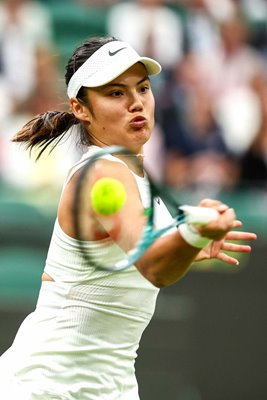 Emma Raducanu Great Britain forehand v Elise Mertens Wimbledon 2024