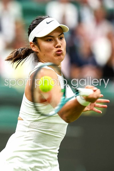 Emma Raducanu Great Britain forehand v Elise Mertens Wimbledon 2024