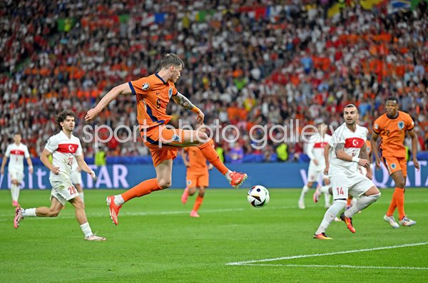 Wout Weghorst Netherlands crosses v Turkey Quarter-Final Berlin UEFA 2024