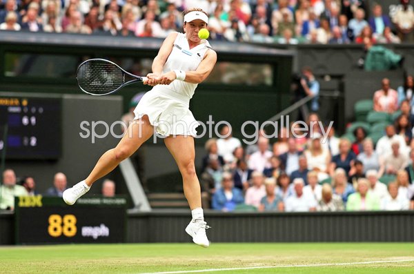 Lulu Sun New Zealand backhand v Emma Raducanu Wimbledon 2024