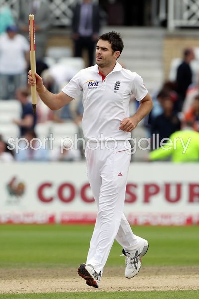 James Anderson celebrates v Pakistan
