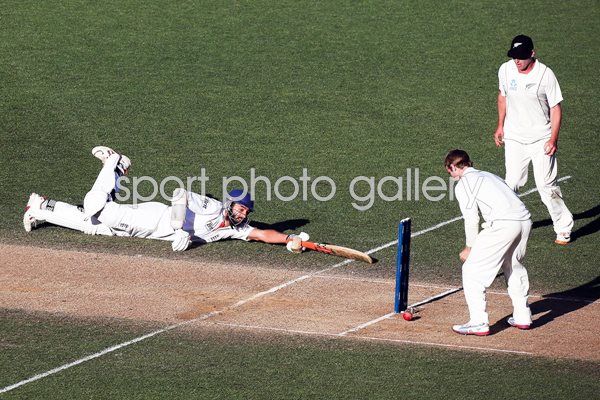 Monty Panesar dives England to safety Auckland 2013