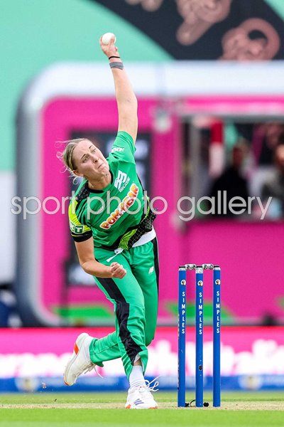 Freya Kemp Southern Brave bowls v Oval Invincibles The Hundred Oval 2024