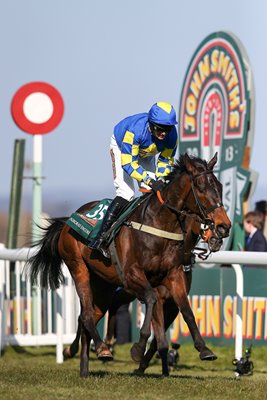 Auroras Encore & Ryan Mania win the 2013 Grand National 