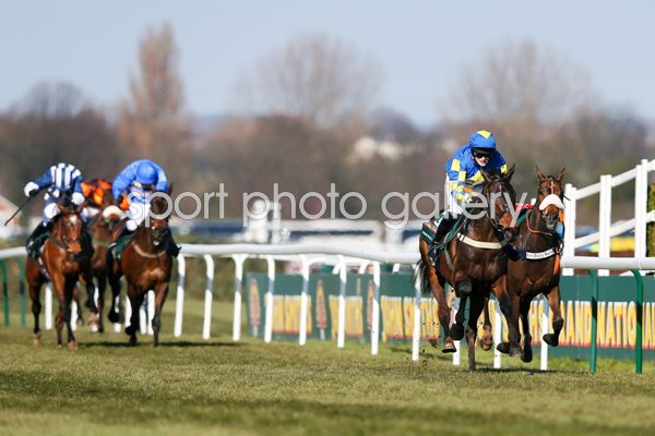 Auroras Encore & Ryan Mania win the 2013 Grand National 
