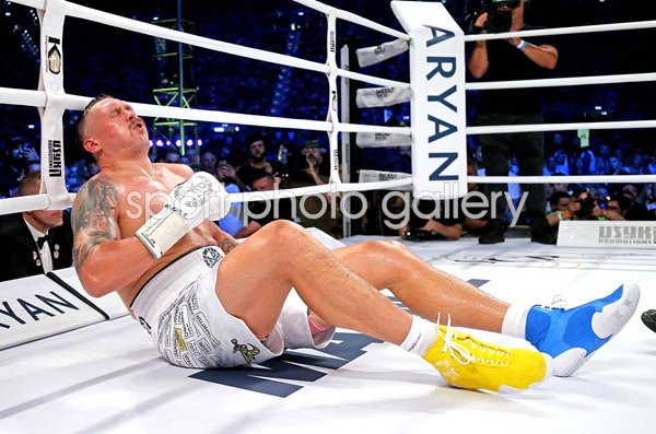 Oleksandr Usyk knocked down v Daniel Dubois heavyweight fight Poland 2023