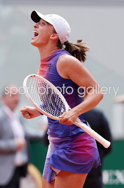 Iga Swiatek Poland celebrates win v Jasmine Paolini Italy French Open Final 2024