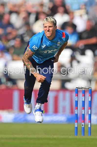 Brydon Carse England bowls v Australia 2nd ODI Headingley 2024