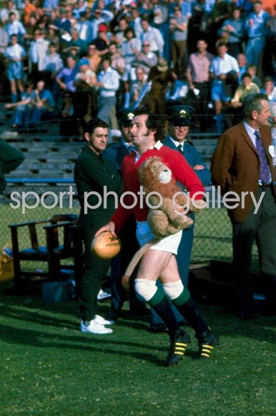 Gareth Edwards British Lions Captain with mascot South Africa Tour 1974