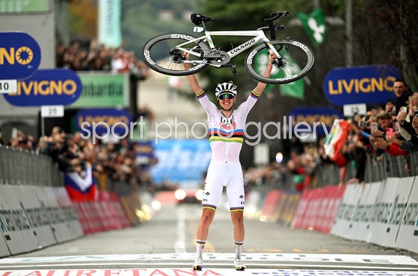 Tadej Pogacar Slovenia bike lift celebration Il Lombardia 2024