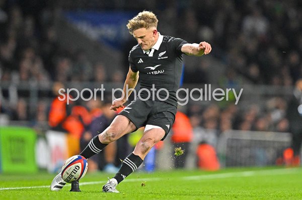 Damian Mckenzie New Zealand penalty kick v England Autumn Nations Series 2024