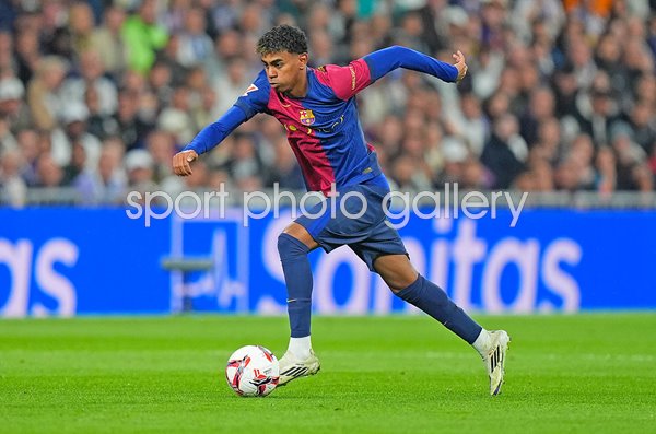 Lamine Yamal Barcelona attacks v Real Madrid Bernabeu La Liga 2025