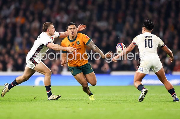 Len Ikitau Australia passes v Ollie Sleightholme England Autumn Series 2024