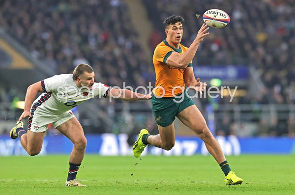 Joseph Suaalii  Australia flick pass v England Autumn Series Twickenham 2024