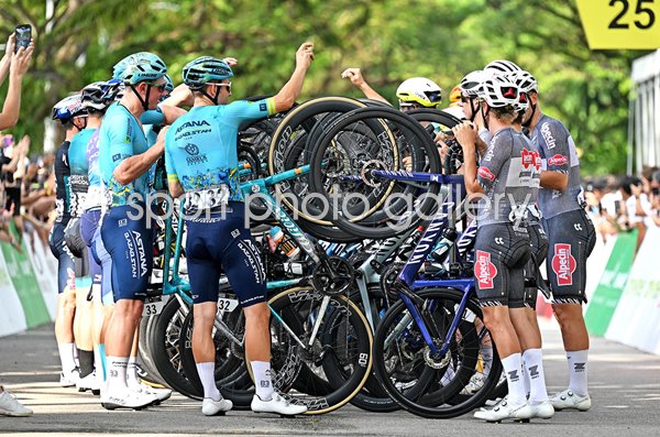 Mark Cavendish Great Britain peloton Guard of Honour Singapore 2024 