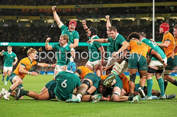 Ireland players celebrate winning try v Australia Autumn Nations Series 2024