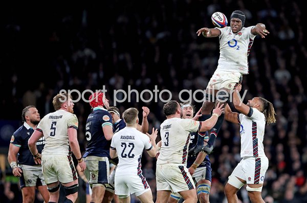 Maro Itoje England line out catch v Scotland Twickenham Six Nations 2025