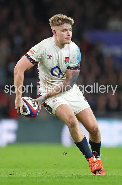 Fin Smith England on the ball v Scotland Twickenham Six Nations 2025