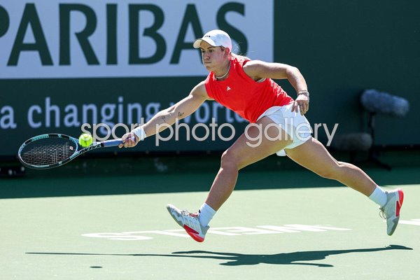 Sonay Kartal Great Britain running forehand v Polina Kudermetova Indian Wells 2025