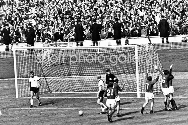  England players celebrate Geoff Hurst goal 1966