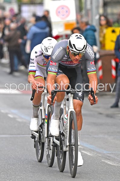 Mathieu Van Der Poel leads Tadej Pogacar Milano-Sanremo 2025