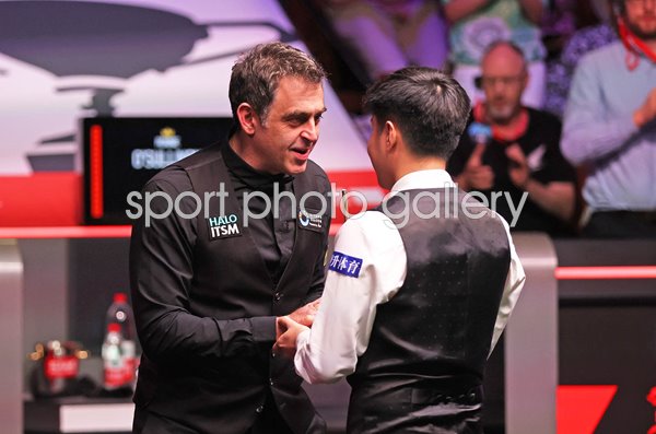 Ronnie O'Sullivan England congratulates Zhao Xintong China World Snooker Sheffield 2025