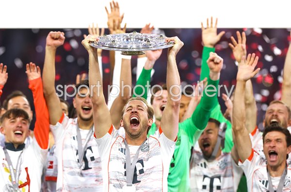 Harry Kane Bayern Munich celebrates Bundesliga victory 2025