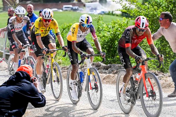 Wout Van Aert, Egan Bernal & Brandon Smith Rivera Stage 9 Giro d'Italia 2025  