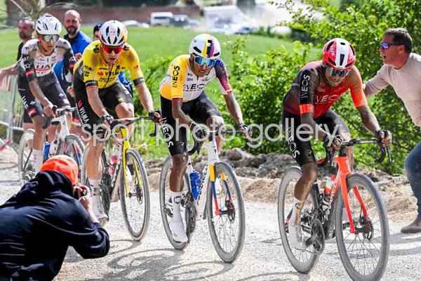 Wout Van Aert, Egan Bernal & Brandon Smith Rivera Stage 9 Giro d'Italia 2025  