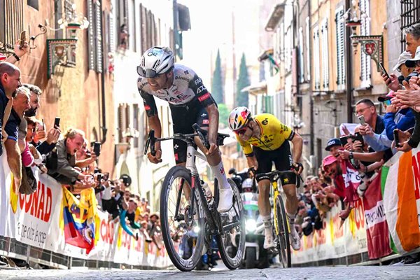 Isaac Del Toro leads Wout Van Aert Stage 9 Gubbio to Siena Giro d'Italia 2025