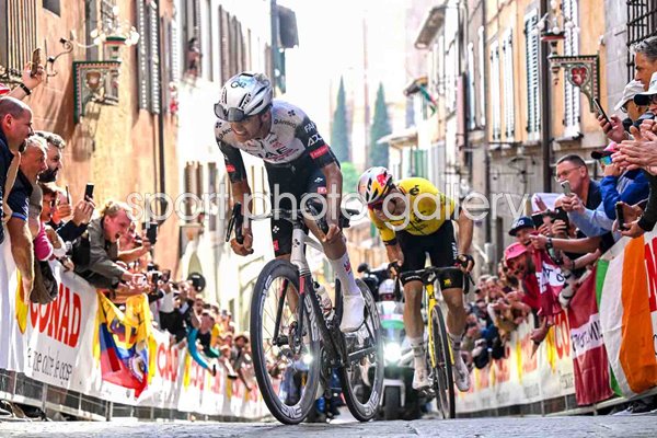 Isaac Del Toro leads Wout Van Aert Stage 9 Gubbio to Siena Giro d'Italia 2025