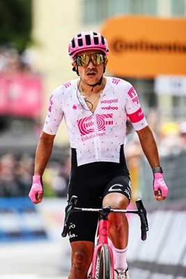 Richard Carapaz Ecuador wins Stage 11 Giro d'Italia 2025 