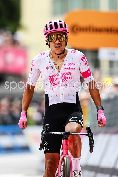 Richard Carapaz Ecuador wins Stage 11 Giro d'Italia 2025 
