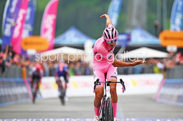 Isaac Del Toro Mexico celebrates Stage 17 win Giro d'Italia 2025 