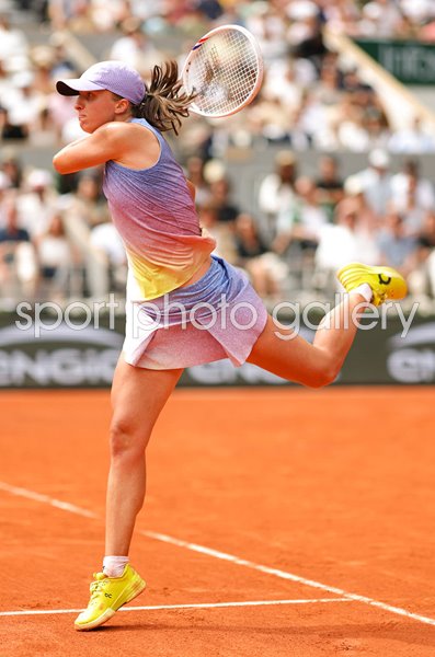 Iga Swiatek Poland plays a backhand French Open 2025
