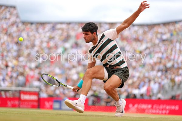 Carlos Alcaraz Spain backhand HSBC Championships Queen's Club London 2025