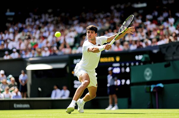 Carlos Alcaraz Spain backhand v Fabio Fognini Wimbledon 2025