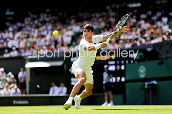 Carlos Alcaraz Spain backhand v Fabio Fognini Wimbledon 2025