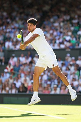 Carlos Alcaraz Spain backhand v Oliver Tarvet Centre Court Wimbledon 2025