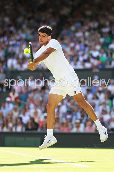 Carlos Alcaraz Spain backhand v Oliver Tarvet Centre Court Wimbledon 2025