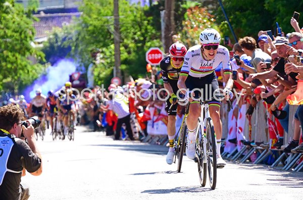 Tadej Pogacar leads Jonas Vingegaard Stage 4 Tour de France 2025 