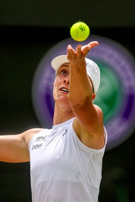 Iga Swiatek Poland serves v Liudmila Samsonova Wimbledon 2025