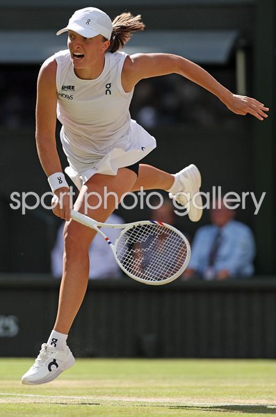 Iga Swiatek Poland serves v Amanda Anisimova Wimbledon Final 2025